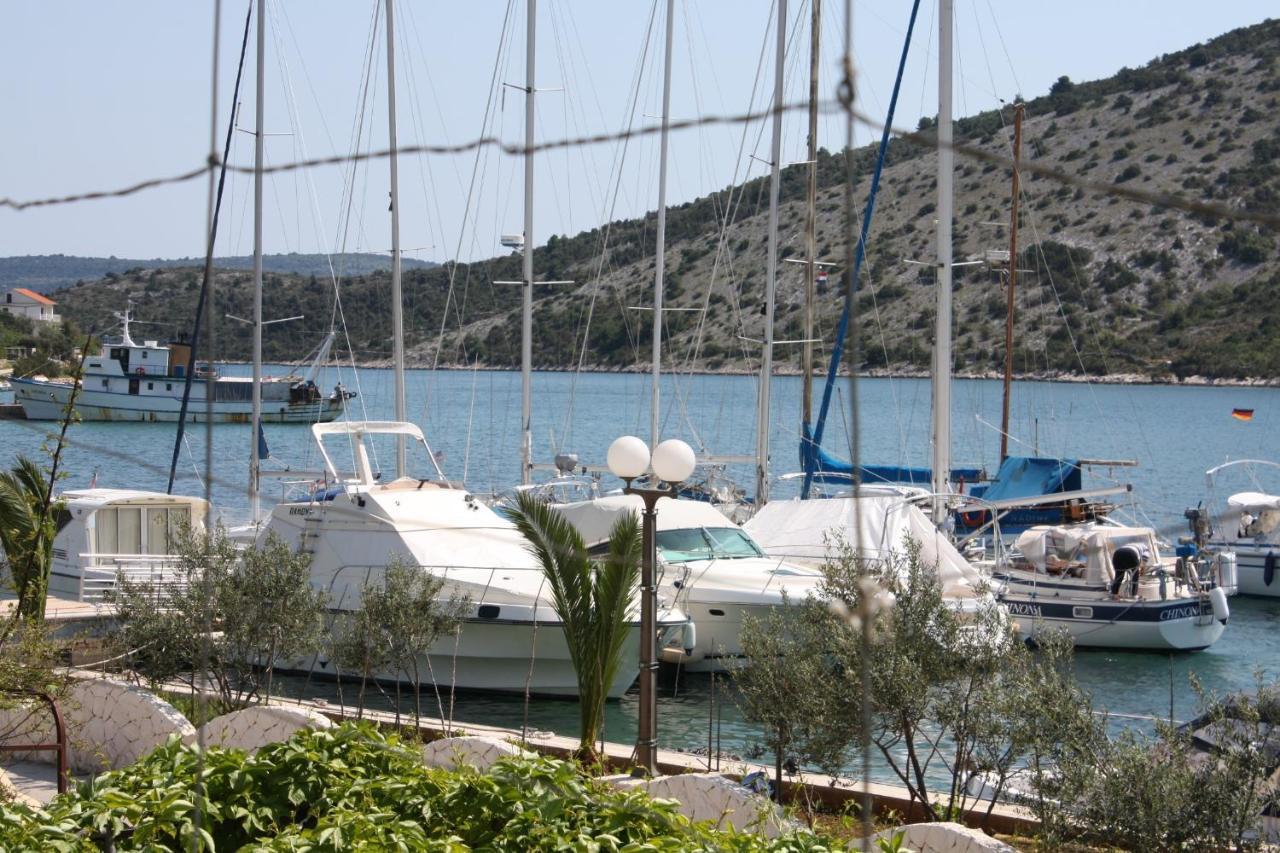 Apartments By The Sea Vinisce, Trogir - 4892 Bagian luar foto