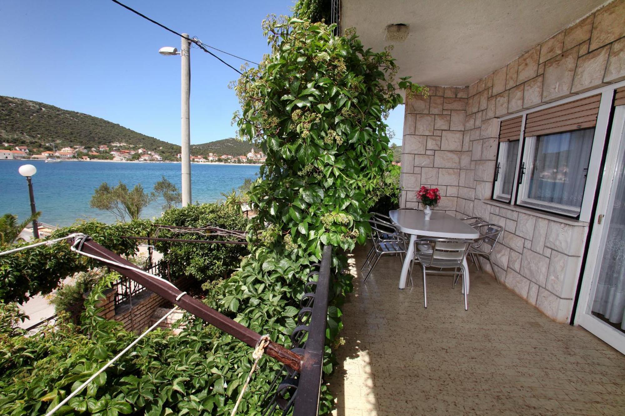 Apartments By The Sea Vinisce, Trogir - 4892 Bagian luar foto