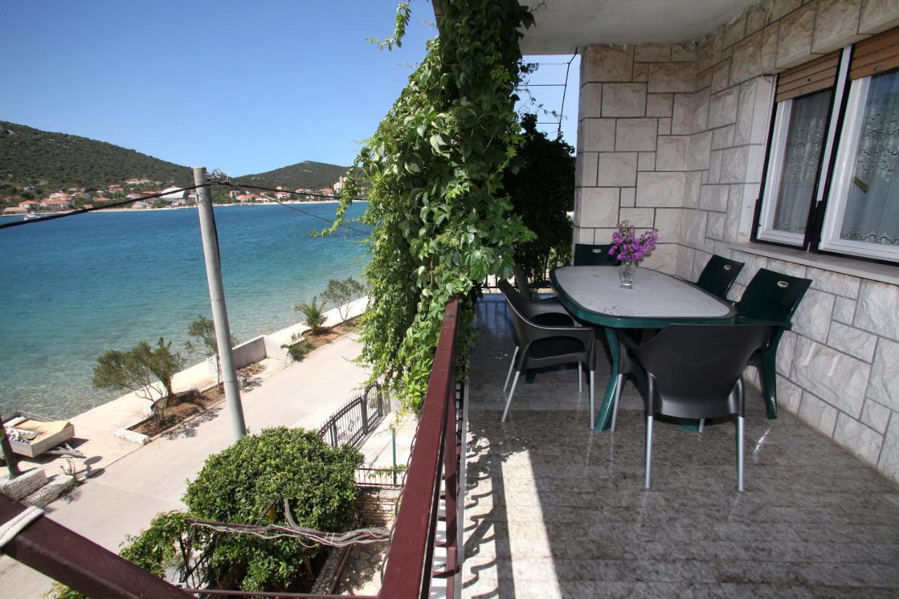 Apartments By The Sea Vinisce, Trogir - 4892 Bagian luar foto