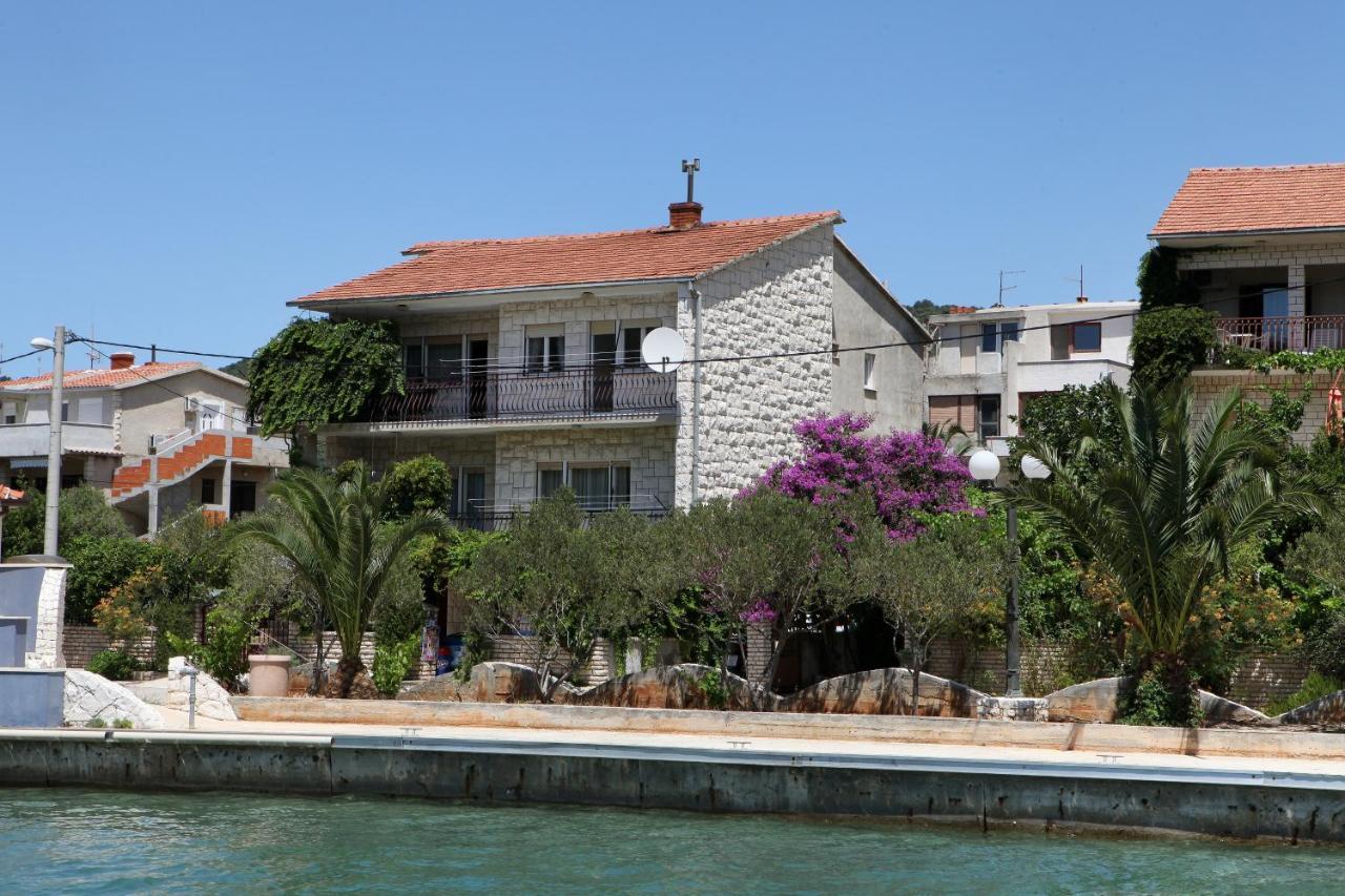 Apartments By The Sea Vinisce, Trogir - 4892 Bagian luar foto